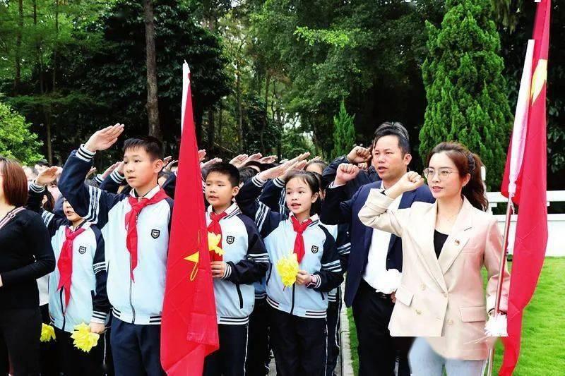 深入了解蓝盈莹演绎中国风造型,印花连衣裙散发古典韵味,她的哪吒头适合什么脸型?,学习知识星球平台上精彩内容